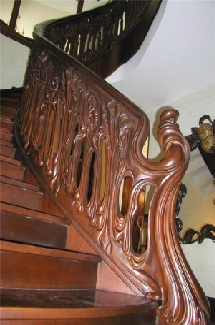 Элитные деревянные лестницы с резьбой